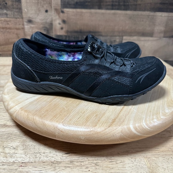 Skechers Women’s Black Breathe Easy Slip-On Low Sneaker 23030 Size 9 - Picture 1 of 8